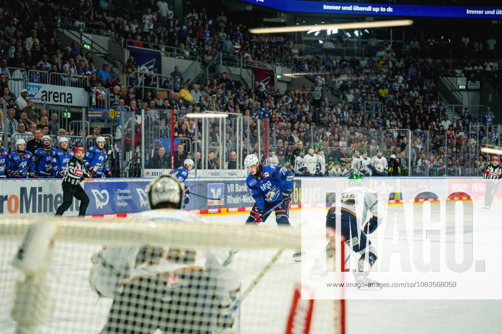 Penny DEL Ice Hockey, Adler Mannheim vs. Eisbären Berlin; Lennard Nieleck (Adler Mannheim) takes a shot on goal