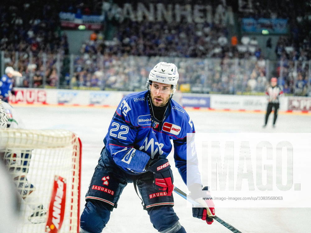 Penny DEL Ice Hockey, Adler Mannheim vs. Eisbären Berlin; from left: Matthias Plachta, Adler Mannheim