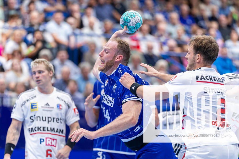 L R Lenny Rubin (TBV Lemgo Lippe), 44, in a one-on-one battle with Frieder Bandlow (HC Erlangen), 02 GER, TBV Lemgo Lippe vs. HC Erlangen, handball, 1st Bundesliga, Matchday 5, 2026–2027 season, September 20, 2026 GER, TBV Lemgo Lippe vs. HC Erlangen, Handball, Bundesliga 1, Matchday 5, 2026–2027 season, September 20, 2026 Lemgo