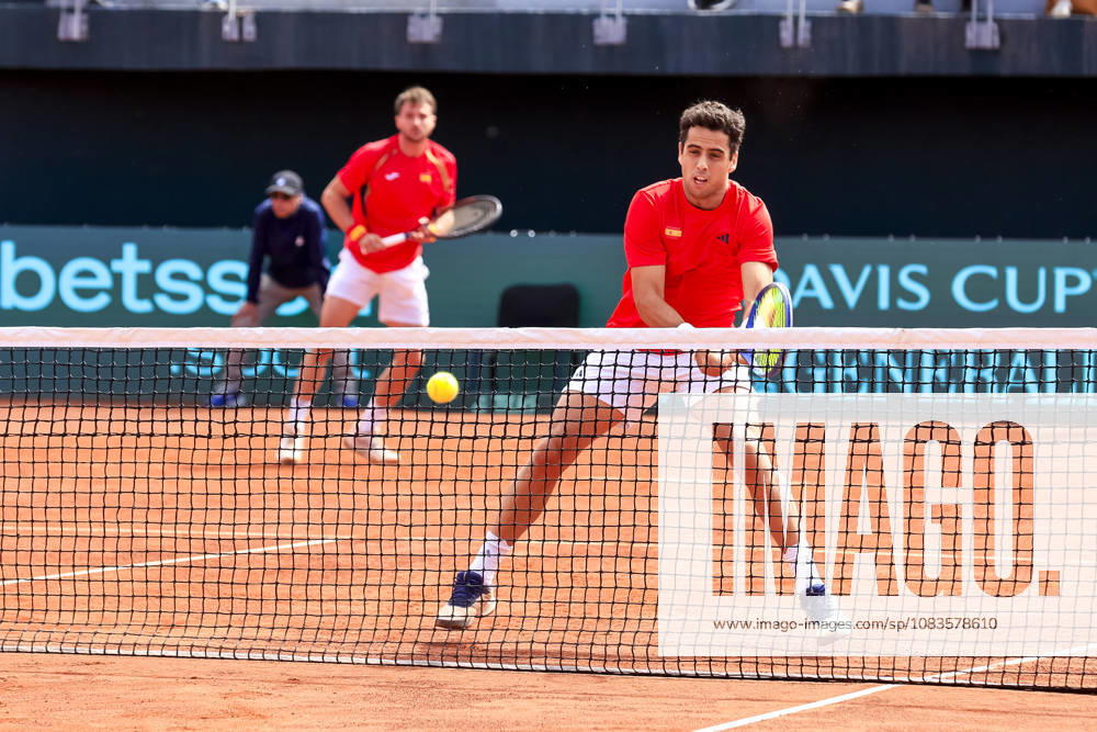 Tenis, Chile vs Espana. Copa Davis 2026. Los tenistas espanoles Jaume Munar derecha y Pedro Martinez, devuelven la pelota, a Tomas Barrios y Alejandro Tabilo de Chile durante el partido de dobles de la Copa Davis valido por la segunda ronda de clasificatorios para el Grupo Mundials, disputado en el Court Central Anita Lizana, Parque Estadio Nacional en Santiago de Chile. 20 09 2026 Pepe Alvujar Photosport Tenis, Chile vs Espana. Copa Davis 2026. Spanish tennis players Jaume Munar right and Pedro Martinez return the ball to Tomas Barrios and Alejandro Tabilo of Chile during the Davis Cup doubles match valid for the second round of qualifiers for the World Group, played at the Anita Lizana Central Court, National Stadium Park in Santiago, Chile. 20 09 2026 Pepe Alvujar Photosport Chile vs Espana dia 2, Copa Davis 2026