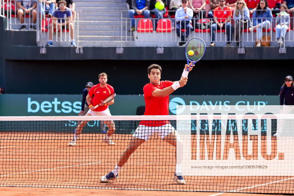 Tenis, Chile vs Espana. Copa Davis 2026. Los tenistas espanoles Jaume Munar derecha y Pedro Martinez, devuelven la pelota, a Tomas Barrios y Alejandro Tabilo de Chile durante el partido de dobles de la Copa Davis valido por la segunda ronda de clasificatorios para el Grupo Mundials, disputado en el Court Central Anita Lizana, Parque Estadio Nacional en Santiago de Chile. 20 09 2026 Pepe Alvujar Photosport Tenis, Chile vs Espana. Copa Davis 2026. Spanish tennis players Jaume Munar right and Pedro Martinez return the ball to Tomas Barrios and Alejandro Tabilo of Chile during the Davis Cup doubles match valid for the second round of qualifiers for the World Group, played at the Anita Lizana Central Court, National Stadium Park in Santiago, Chile. 20 09 2026 Pepe Alvujar Photosport Chile vs Espana dia 2, Copa Davis 2026