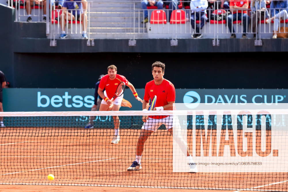 Tenis, Chile vs Espana. Copa Davis 2026. Los tenistas espanoles Jaume Munar derecha y Pedro Martinez, devuelven la pelota, a Tomas Barrios y Alejandro Tabilo de Chile durante el partido de dobles de la Copa Davis valido por la segunda ronda de clasificatorios para el Grupo Mundials, disputado en el Court Central Anita Lizana, Parque Estadio Nacional en Santiago de Chile. 20 09 2026 Pepe Alvujar Photosport Tenis, Chile vs Espana. Copa Davis 2026. Spanish tennis players Jaume Munar right and Pedro Martinez return the ball to Tomas Barrios and Alejandro Tabilo of Chile during the Davis Cup doubles match valid for the second round of qualifiers for the World Group, played at the Anita Lizana Central Court, National Stadium Park in Santiago, Chile. 20 09 2026 Pepe Alvujar Photosport Chile vs Espana dia 2, Copa Davis 2026