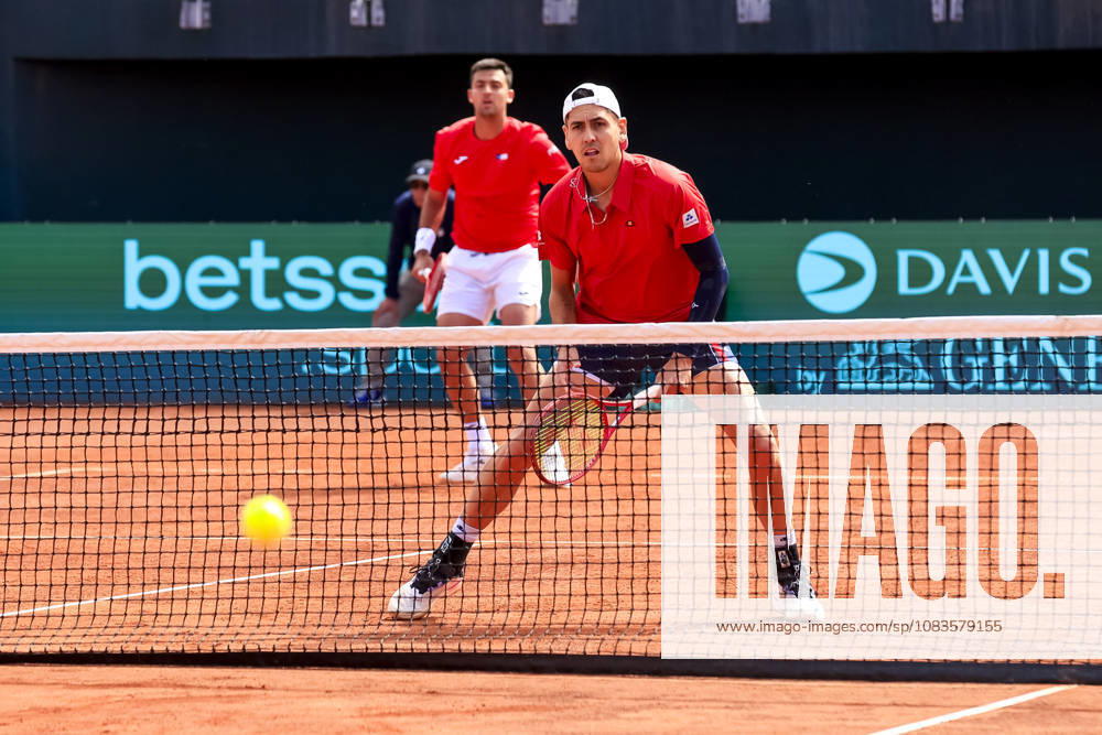Tenis, Chile vs Espana. Copa Davis 2026. Los tenistas chilenos Tomas Barrios izquierda y Alejandro Tabilo, devuelven la pelota, a Jaume Munar y Pedro Martinez de Espana durante el partido de dobles de la Copa Davis valido por la segunda ronda de clasificatorios para el Grupo Mundials, disputado en el Court Central Anita Lizana, Parque Estadio Nacional en Santiago de Chile. 20 09 2026 Pepe Alvujar Photosport Tenis, Chile vs Espana. Copa Davis 2026. Chilean tennis players Tomas Barrios left and Alejandro Tabilo return the ball to Jaume Munar and Pedro Martinez of Spain during the Davis Cup doubles match valid for the second round of qualifiers for the World Group, played at the Anita Lizana Central Court, National Stadium Park in Santiago, Chile. 20 09 2026 Pepe Alvujar Photosport Chile vs Espana dia 2, Copa Davis 2026