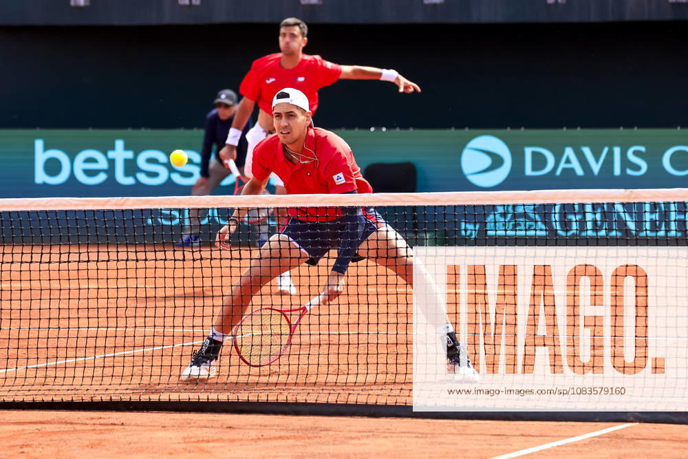 Tenis, Chile vs Espana. Copa Davis 2026. Los tenistas chilenos Tomas Barrios izquierda y Alejandro Tabilo, devuelven la pelota, a Jaume Munar y Pedro Martinez de Espana durante el partido de dobles de la Copa Davis valido por la segunda ronda de clasificatorios para el Grupo Mundials, disputado en el Court Central Anita Lizana, Parque Estadio Nacional en Santiago de Chile. 20 09 2026 Pepe Alvujar Photosport Tenis, Chile vs Espana. Copa Davis 2026. Chilean tennis players Tomas Barrios left and Alejandro Tabilo return the ball to Jaume Munar and Pedro Martinez of Spain during the Davis Cup doubles match valid for the second round of qualifiers for the World Group, played at the Anita Lizana Central Court, National Stadium Park in Santiago, Chile. 20 09 2026 Pepe Alvujar Photosport Chile vs Espana dia 2, Copa Davis 2026