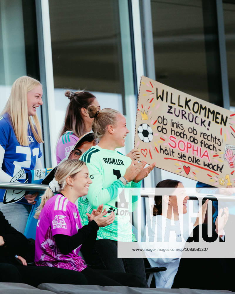 Women s Bundesliga 2, Eintracht Frankfurt II vs. Hertha BSC: Eintracht Frankfurt players celebrate Sophia Winkler s debut; Eintracht Frankfurt U20 Frankfurt