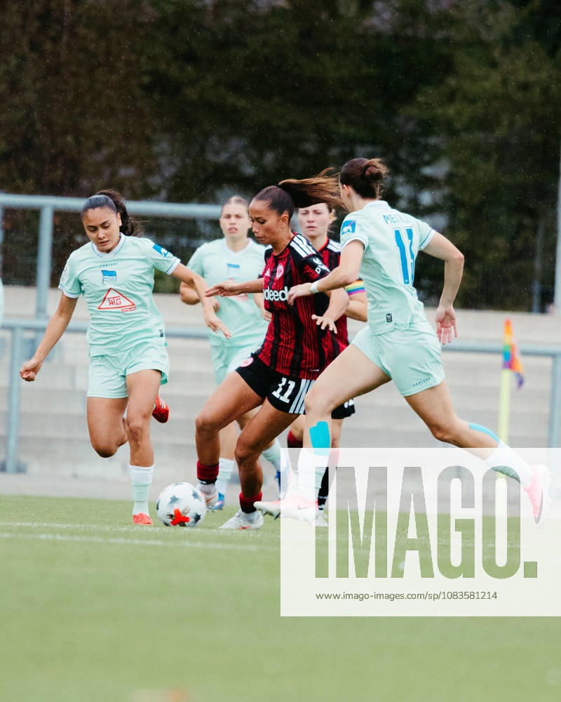 Women s Bundesliga 2, Eintracht Frankfurt II vs. Hertha BSC: Amira Marlene Dahl of Eintracht Frankfurt U20 and Ella Mettner of Hertha BSC Berlin in a tackle in Frankfurt