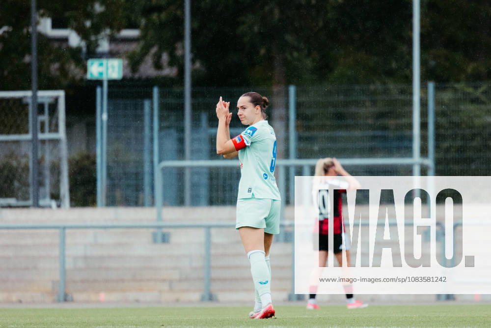 Women s Bundesliga 2, Eintracht Frankfurt II vs. Hertha BSC; Clara Dreher of Hertha BSC Berlin applauds her teammates from Frankfurt
