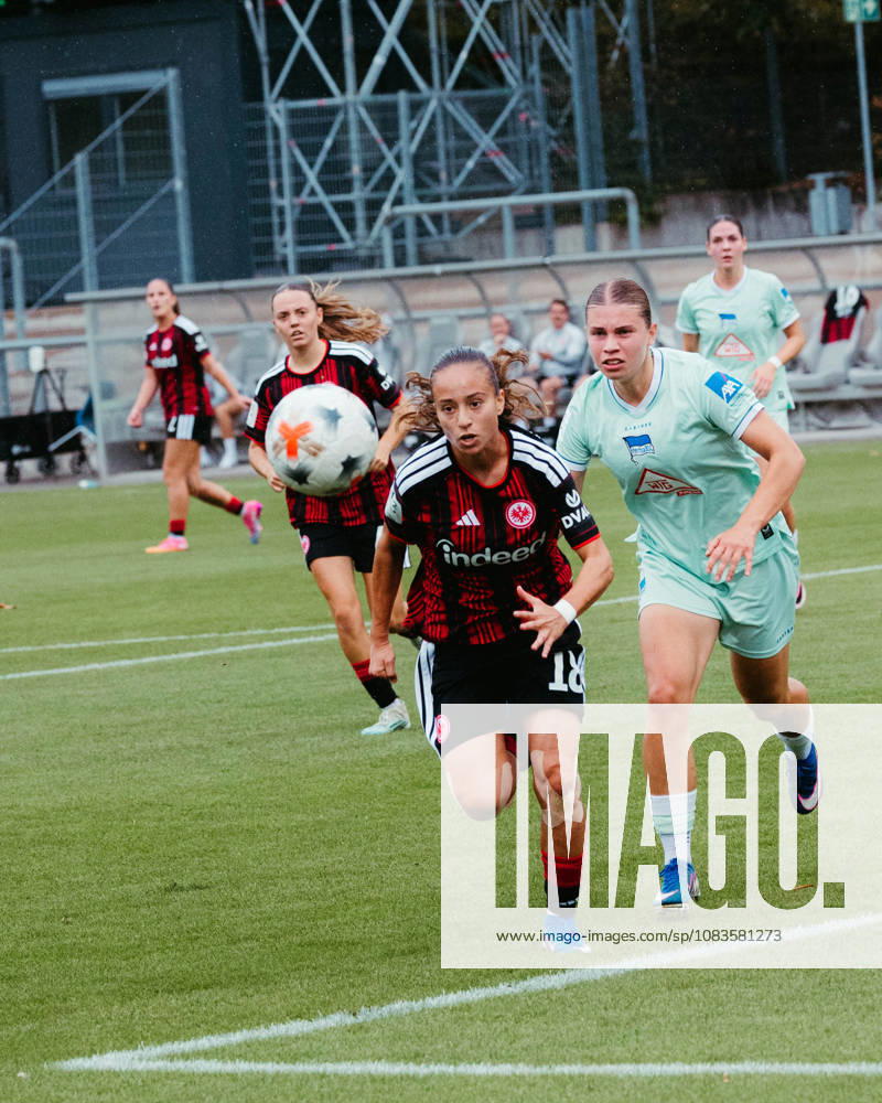 Women s Bundesliga 2, Eintracht Frankfurt II vs. Hertha BSC, Ela Demirbas of Eintracht Frankfurt U20 dribbling past opponents in Frankfurt