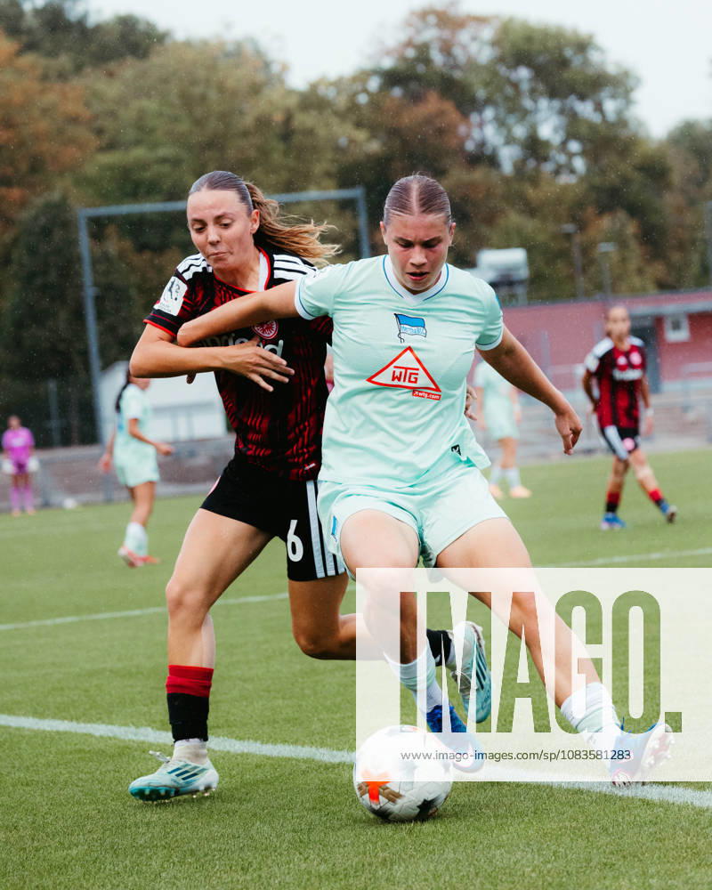 Women s Bundesliga 2, Eintracht Frankfurt II vs. Hertha BSC: Helene Schäfer of Eintracht Frankfurt U20 in a duel with opposing players in Frankfurt
