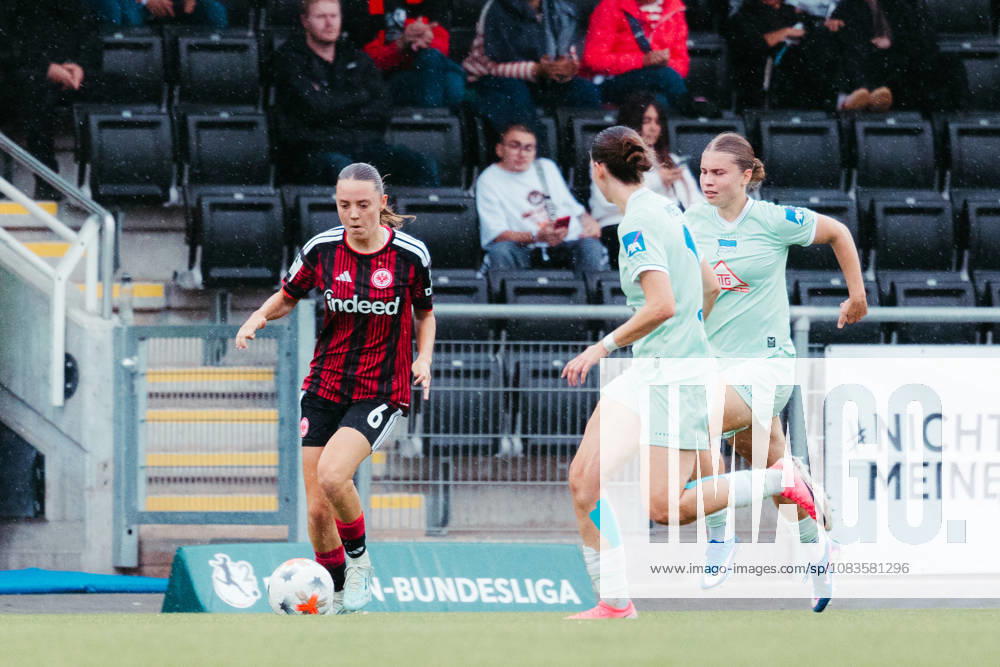 Women s Bundesliga 2, Eintracht Frankfurt II vs. Hertha BSC, Helene Schäfer of Eintracht Frankfurt U20 in a duel with opposing players, Frankfurt