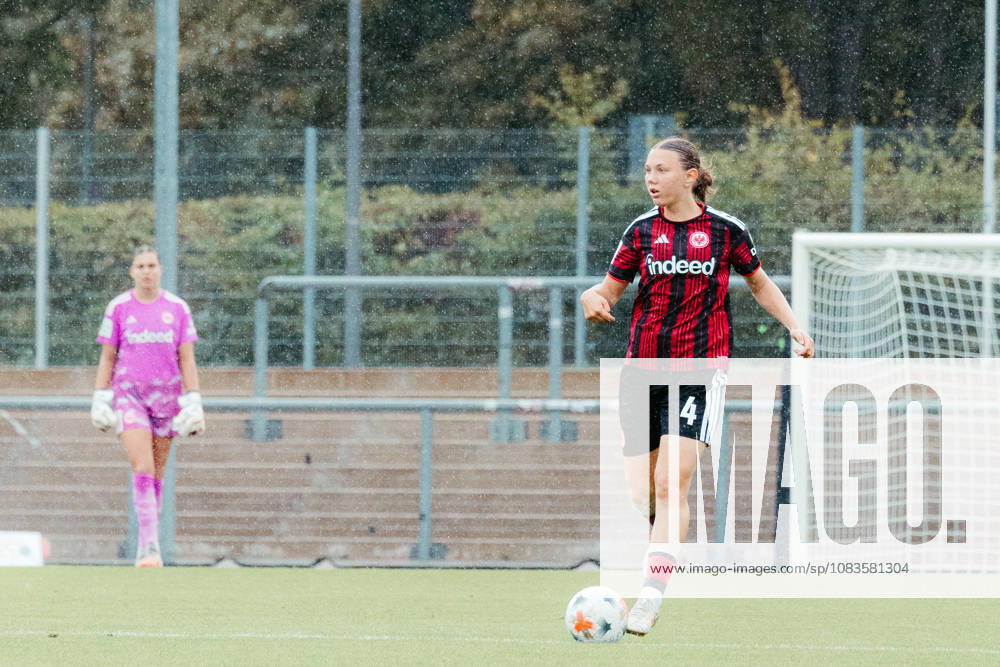 Women s Bundesliga 2, Eintracht Frankfurt II vs. Hertha BSC, Sophia Winkler (Eintracht Frankfurt U20), Eva Vioctoria Hell (Eintracht Frankfurt U20), Frankfurt