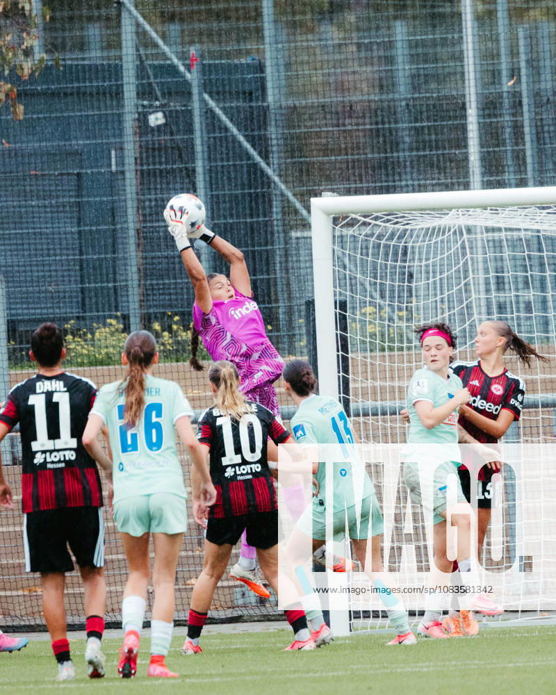 Women s Bundesliga 2, Eintracht Frankfurt II vs. Hertha BSC, Sophia Winkler of Eintracht Frankfurt U20 intercepts a cross, Frankfurt