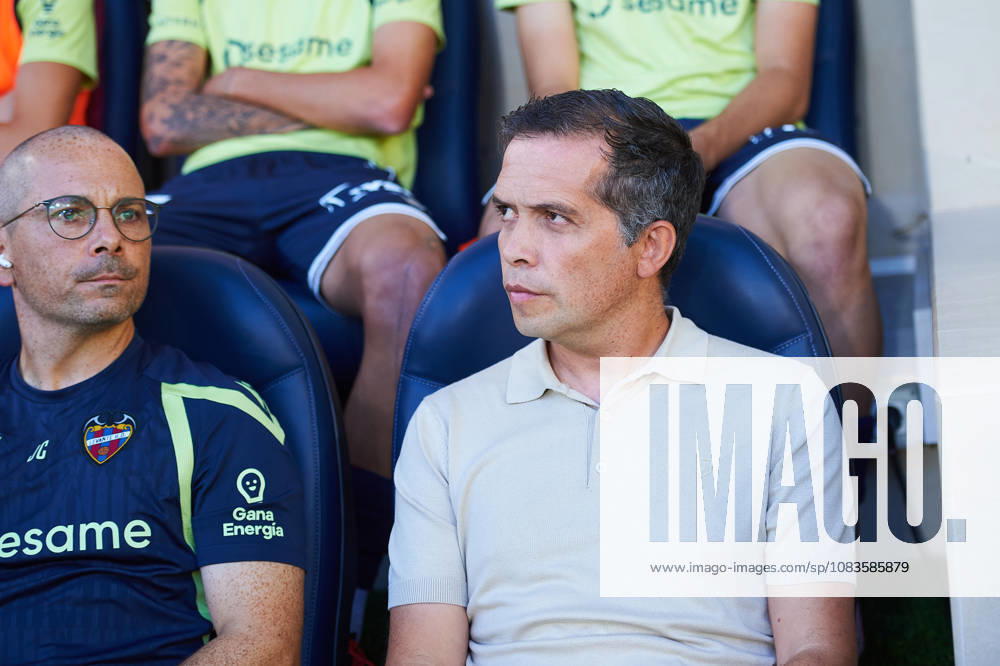 Head coach Luis Castro of Levante UD during the LaLiga EA Sports match between Villarreal CF and Levante UD at Estadio de la Cerámica on September 20, 2026, in Villarreal, Spain