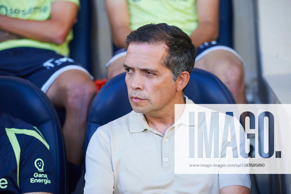 Head coach Luis Castro of Levante UD during the LaLiga EA Sports match between Villarreal CF and Levante UD at Estadio de la Cerámica on September 20, 2026, in Villarreal, Spain