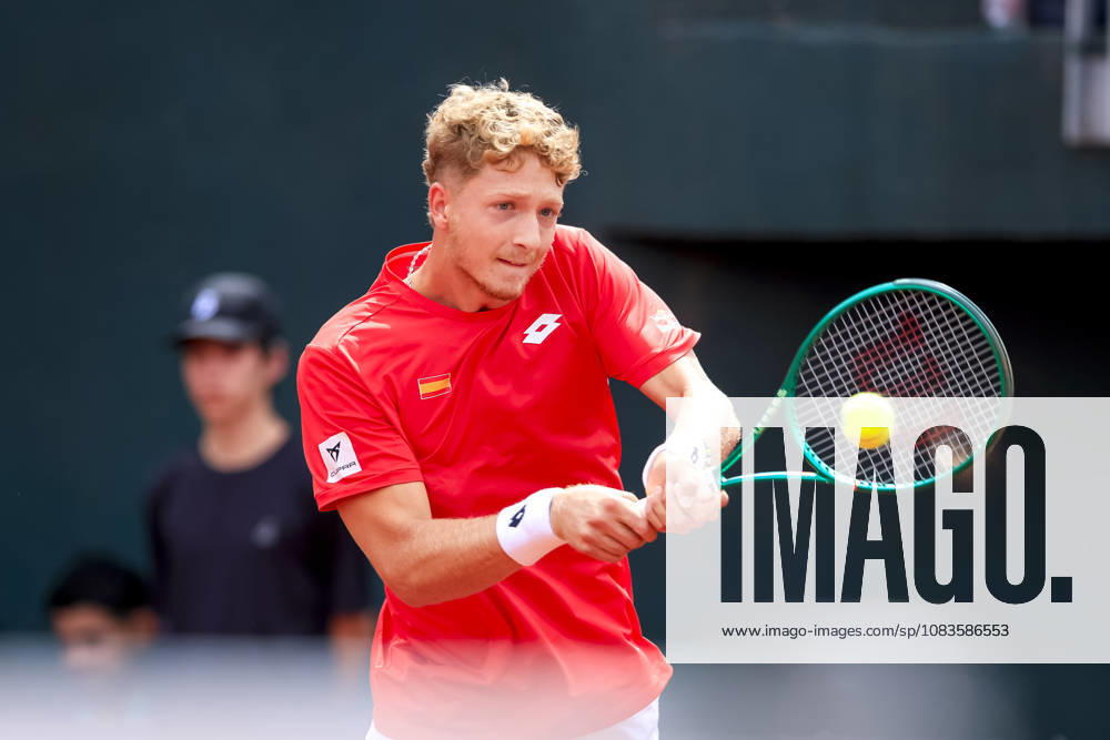 Tenis, Chile vs Espana. Copa Davis 2026. El jugador de Espana Martin Landaluce regresa la pelota frente a Matias Soto de Chile durante el partido de singles de la Copa Davis valido por la segunda ronda de clasificatorios para el Grupo Mundials, disputado en el Court Central Anita Lizana, Parque Estadio Nacional en Santiago de Chile. 20 09 2026 Pepe Alvujar Photosport Tenis, Chile vs Espana. Copa Davis 2026. The Spanish player Martin Landaluce returns the ball against Matias Soto of Chile during the Davis Cup singles match valid for the second round of qualifiers for the World Group, played at the Anita Lizana Central Court, National Stadium Park in Santiago, Chile. 20 09 2026 Pepe Alvujar Photosport Chile vs Espana dia 2, Copa Davis 2026
