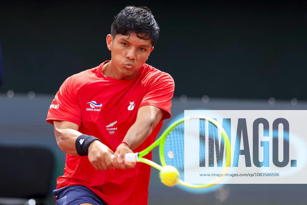 Tenis, Chile vs Espana. Copa Davis 2026. El jugador de Chile Matias Soto regresa la pelota frente a Martin Landaluce de Espana durante el partido de singles de la Copa Davis valido por la segunda ronda de clasificatorios para el Grupo Mundials, disputado en el Court Central Anita Lizana, Parque Estadio Nacional en Santiago de Chile. 20 09 2026 Pepe Alvujar Photosport Tenis, Chile vs Espana. Copa Davis 2026. Chilean player Matias Soto returns the ball to Spain s Martin Landaluce during the Davis Cup singles match valid for the second round of World Group qualifiers, played at the Anita Lizana Central Court, National Stadium Park in Santiago, Chile. 20 09 2026 Pepe Alvujar Photosport Chile vs Espana dia 2, Copa Davis 2026
