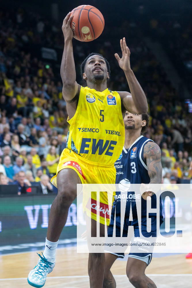 Oldenburg, Lower Saxony, Germany, September 20, 2026, Jeremy Roach (left), EWE Baskets Oldenburg, and DeLonnie Hunt (right), Syntainics MBC; EWE Baskets Oldenburg vs. Syntainics MBC; Basketball 1; Basketball Bundesliga; 2026–2027 season, Matchday 1, Grosse EWE Arena: EWE Baskets Oldenburg vs. Syntainics MBC Weißenfels www.andreas-burmann.de
