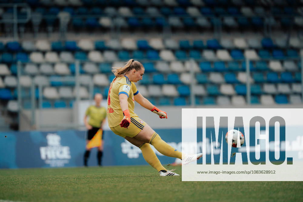 Women, Football, 2.Bundesliga, Season 2026 2027, VFL Bochum 1848 - 1.FC Köln II, Matchday 7 Anika Dübel ( 1 - 1. FC Köln II) taking a shot BOCHUM Lohrheidestadion, Bochum-Wattenscheid NRW Deutschland