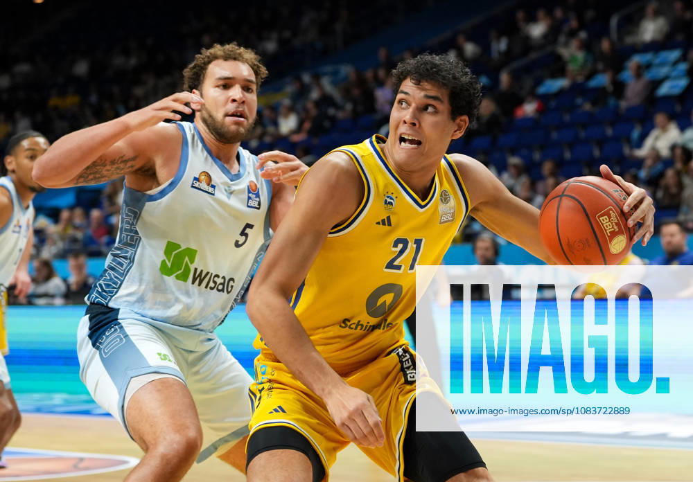 Brandon Angel of Alba Berlin, 21, goes head-to-head with Race Thompson of Fraport Skyliners Frankfurt, 5 GER, Alba Berlin vs. Fraport Skyliners Frankfurt, easyCredit BBL, Matchday 2, 2026–27 season, Uber Arena, Berlin, September 24, 2026 Alba Berlin vs. Fraport Skyliners Frankfurt, easyCredit BBL, Matchday 2, 2026–27 season, September 24, 2026 Berlin