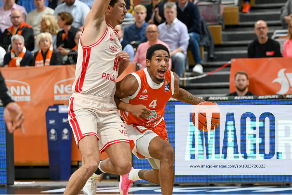 Armaan Franklin, RASTA Vechta, 04 on the ball against Yuval Hochstadter, Bamberg Baskets, 66 RASTA Vechta vs. Bamberg Baskets, easyCredit Basketball Bundesliga, Matchday 2, 2026–2027 season, September 24, 2026, RASTA Vechta vs. Bamberg Baskets, easyCredit Basketball Bundesliga, Matchday 2, 2026–2027 season, September 24, 2026, Vechta