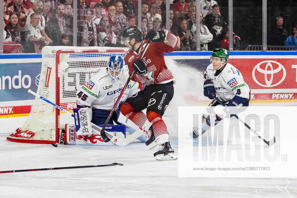 Ice Hockey: Penny DEL, Matchday 3—Cologne Sharks vs. Berlin Eisbären on September 25, 2026, at the Lanxess Arena in Cologne. Jack LaFontaine (Berlin), left: Tim Fleischer (Cologne), center: Adam Smith (Berlin), right: In accordance with the regulations of the DEL (German Ice Hockey League), the publication and reuse of these images in electronic media and on all types of devices is not permitted during the game.