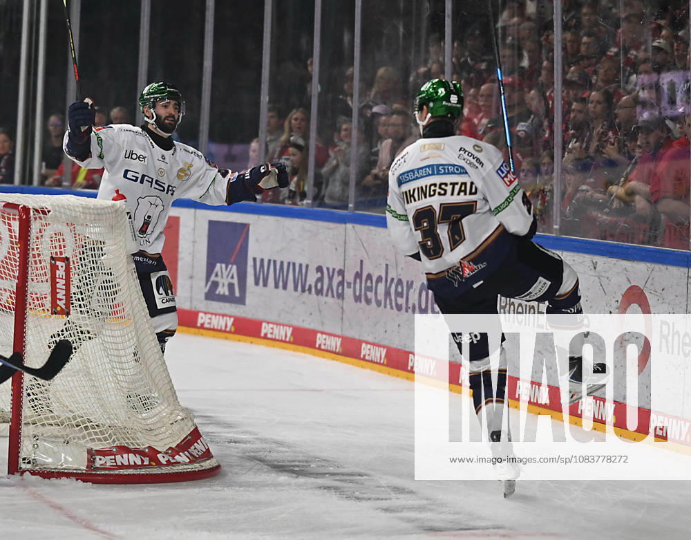 KEC, Ice Hockey, Haie, DEL, LanxessArena, Kölner Haie vs. Eisbären Berlin, Goal for the Eisbären to tie the game at 3-3, Liam Kirk and Markus Vikingstad (both Eisbären, Cologne), right