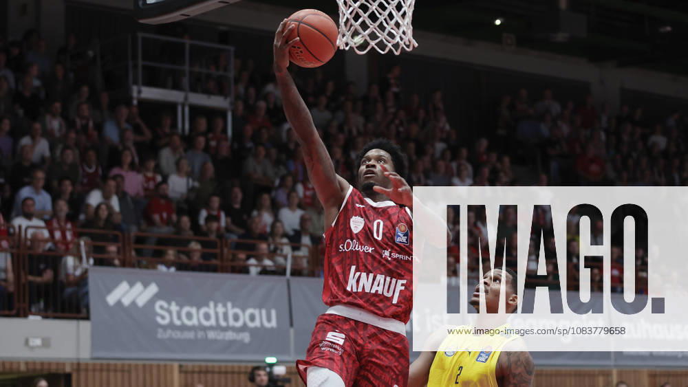 Pictured from left: Eddie Colbert III of the Würzburg Baskets (0) with a layup against Demajeo Wiggins of the EWE Baskets Oldenburg (2), September 25, 2026, Fitness First Würzburg Baskets vs. EWE Baskets Oldenburg, easyCredit BBL, Matchday 2, Germany, 97072, tectake Arena Würzburg,