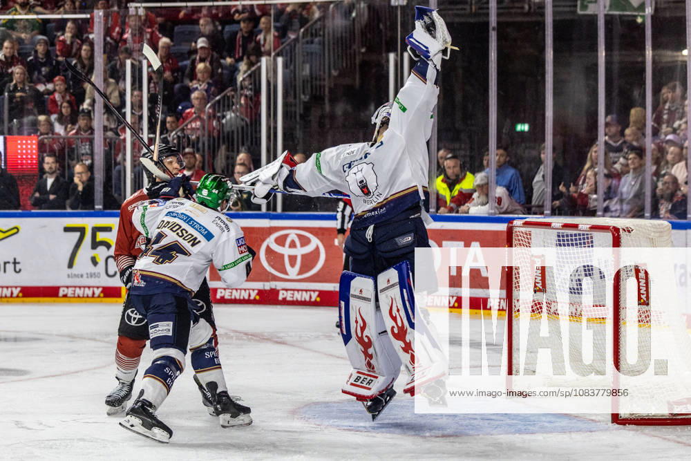 Jack LaFontaine, Eisbären Berlin, 45, jumps up and retrieves the puck from the net; Brandon Davidson, Eisbären Berlin, 44, vs. Frederik Storm, Kölner Haie, 19; Kölner Haie vs. Eisbären Berlin, ice hockey, Penny DEL, Matchday 03, 2026–2027, September 25, 2026, Kölner Haie vs. Eisbären Berlin, Ice Hockey, Penny DEL, Matchday 03, 2026–2027, September 25, 2026, Cologne