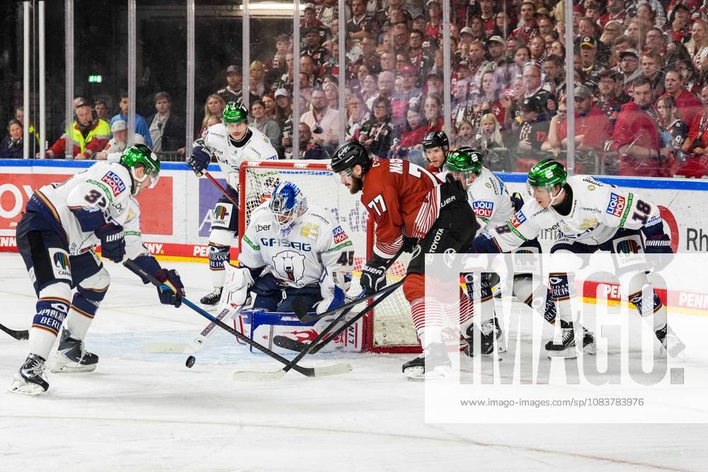 Ice Hockey Penny DEL, Matchday 3: Kölner Haie vs. Eisbären Berlin on September 25, 2026, at the Lanxess Arena in Cologne. Heavy traffic in front of Jack LaFontaine (Berlin), center: In accordance with the guidelines of the DEL (German Ice Hockey League), the publication and further use of the footage in electronic media and on all types of devices during the game is not permitted
