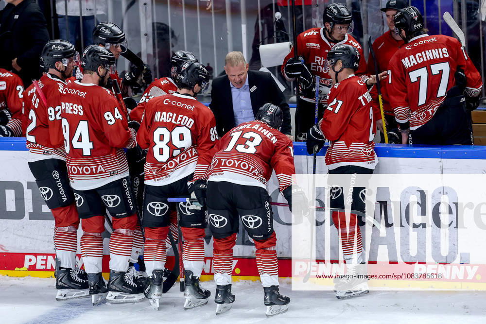 Ice Hockey, DEL, Kölner Haie vs. Eisbären Berlin, Matchday 3, 2026–27 Season, Lanxess Arena, Cologne; Coach gives instructions during a timeout; Kölner Haie; North Rhine-Westphalia, Germany
