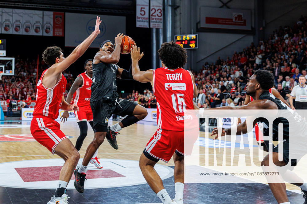 Yuval Hochstadter, BMA365 Bamberg Baskets, 66; Justin Kier, MHP Riesen Ludwigsburg, 01, Brendan Terry BMA365 Bamberg Baskets, 15, BMA365 Bamberg Baskets vs. MHP RIESEN Ludwigsburg, Basketball, easyCredit BBL, Matchday 3, September 26, 2026 BMA365 Bamberg Baskets vs. MHP RIESEN Ludwigsburg, Basketball, easyCredit BBL, Matchday 3, September 26, 2026 Bamberg