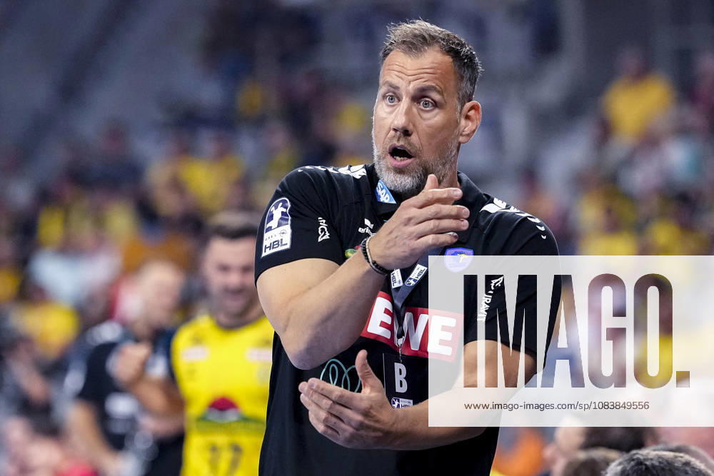 Maik Machulla, coach and head coach of the RNL, gives instructions, gesturing with his arms; single frame, single photo, action, September 26, 2026, Mannheim, Germany; handball, Bundesliga, Rhein-Neckar Löwen vs. MT Melsungen