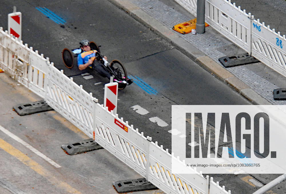 The marathon route passes through the BVG construction site, where wheelchair users are leading the way