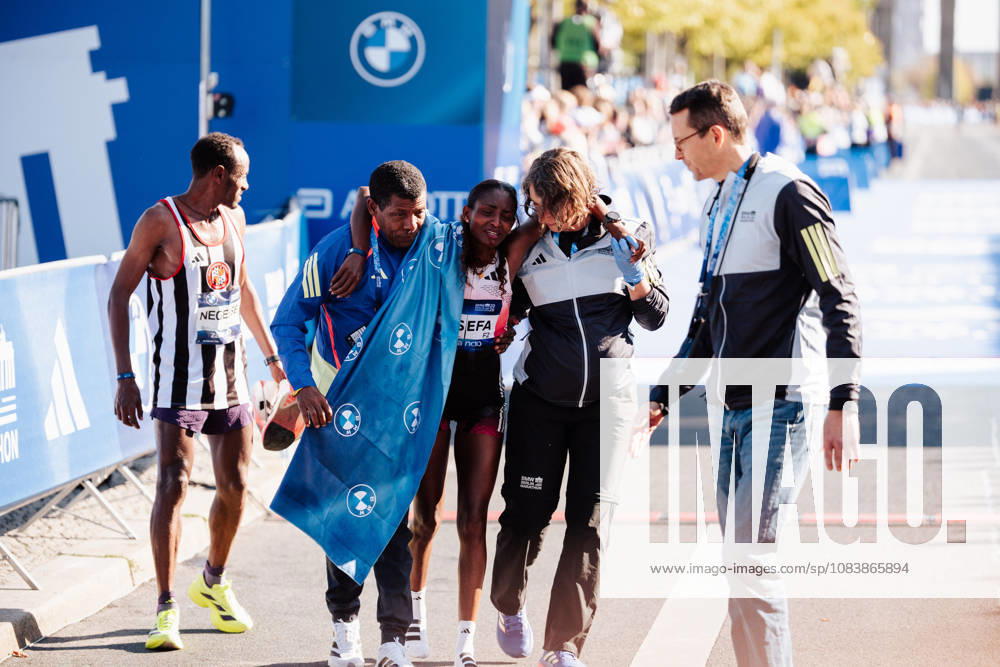 BMW Berlin Marathon 2026, Berlin Tigst Assefa (ETH) winning the BMW Berlin Marathon women, exhaustion in the finish area Berlin Berlin BE Deutschland