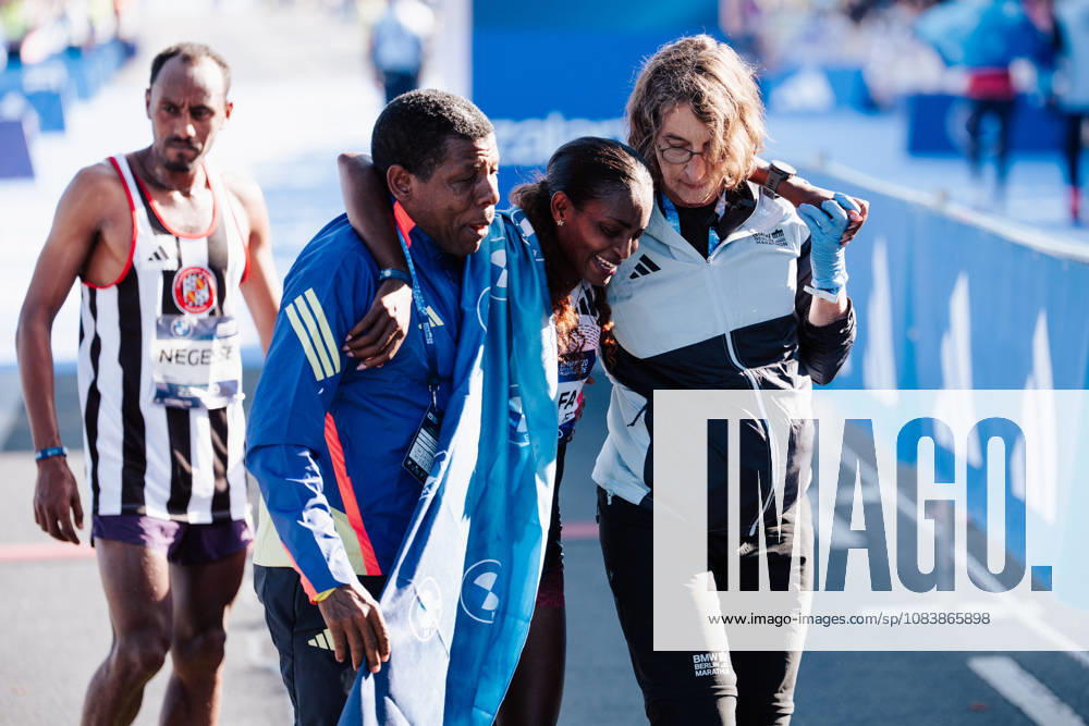 BMW Berlin Marathon 2026, Berlin Tigst Assefa (ETH) winning the BMW Berlin Marathon women, exhaustion in the finish area Berlin Berlin BE Deutschland
