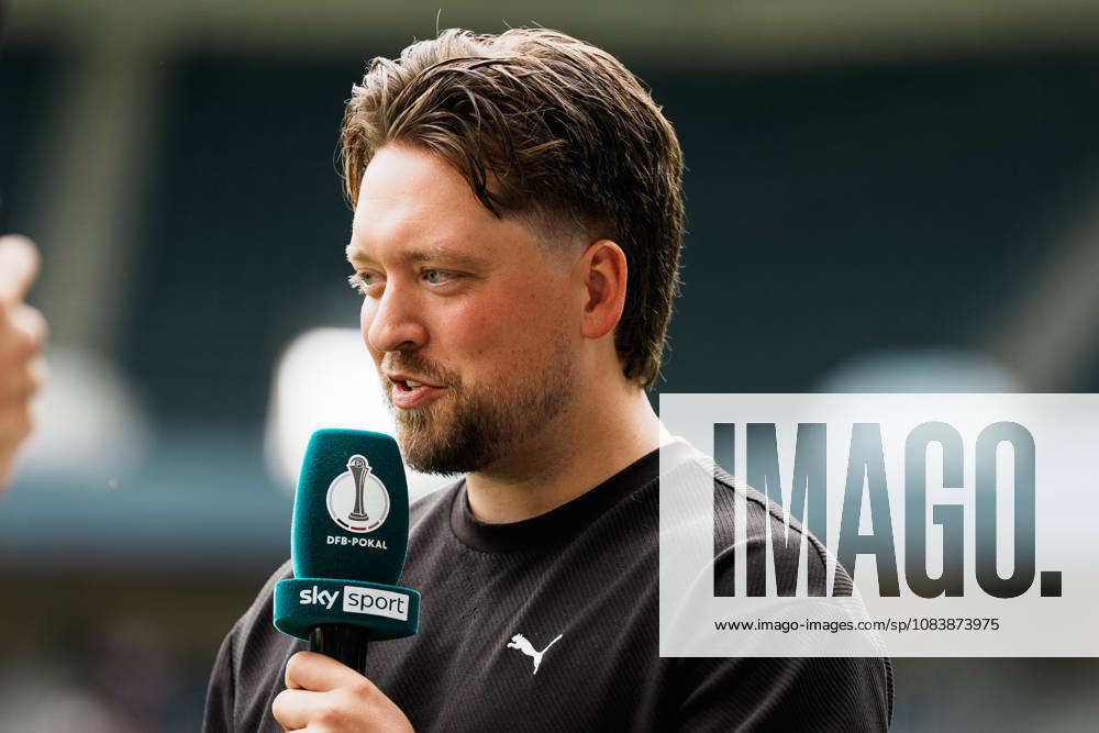 Germany, Soccer: 2026–2027 DFB Women s Cup, First Round: Borussia Mönchengladbach vs. FC Bayern Munich at Borussia Park. Close-up of Borussia Mönchengladbach coach Jonas Spengler during a pre-game interview with Sky, facial expressions, Sky Sport