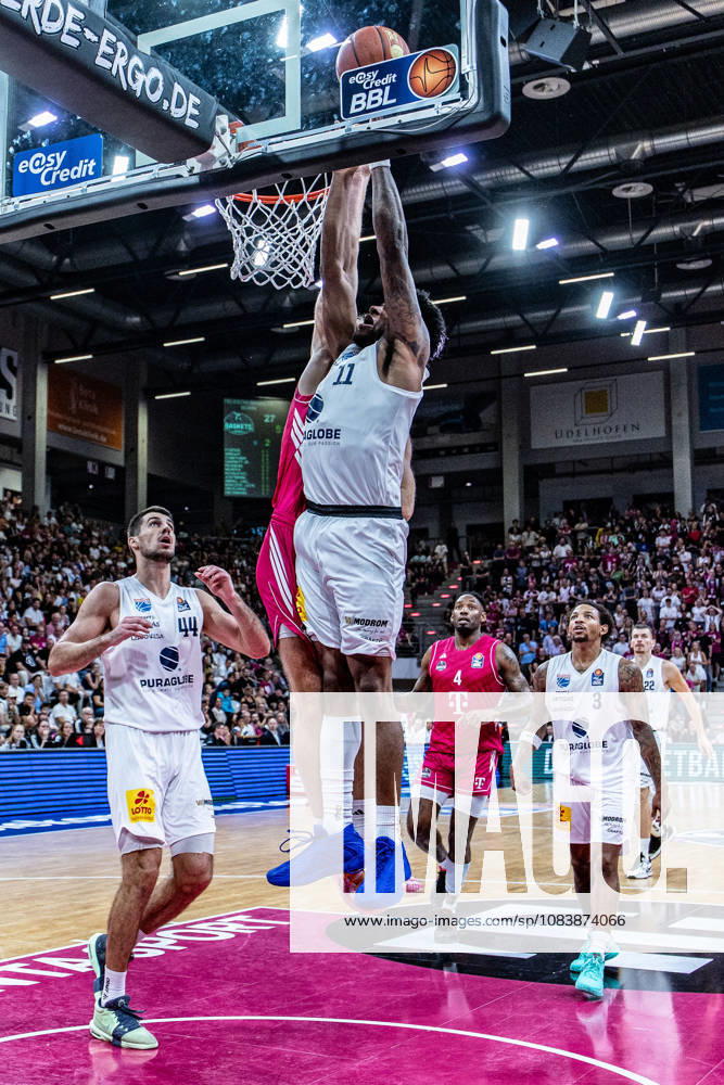 Anthony Gaines, SYNTAINICS MBC, 11; Jure Planinic, SYNTAINICS MBC, 44, at the basket; DeLonnie Hunt, SYNTAINICS MBC, 03; Jeff Garrett Jr., Telekom Baskets Bonn, 04, Borisa Simanic SYNTAINICS MBC, 22 watching Telekom Baskets Bonn vs. SYNTAINICS MBC, basketball, easyCredit BBL, Matchday 03, 2026–2027, September 27, 2026 Telekom Baskets Bonn vs. SYNTAINICS MBC, Basketball, easyCredit BBL, Matchday 3, 2026–2027, September 27, 2026 Bonn