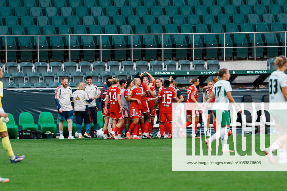 Germany, Soccer: 2026–2027 DFB Women s Cup, First Round: Borussia Mönchengladbach vs. FC Bayern Munich at Borussia Park; Bayern leads 2–1, , Cheers, Goal, Joy, Celebrating, Fun, Emotions, Bench, Vanessa Gilles (Bayern Munich), 2, Klara Bühl (Bayern Munich), 17