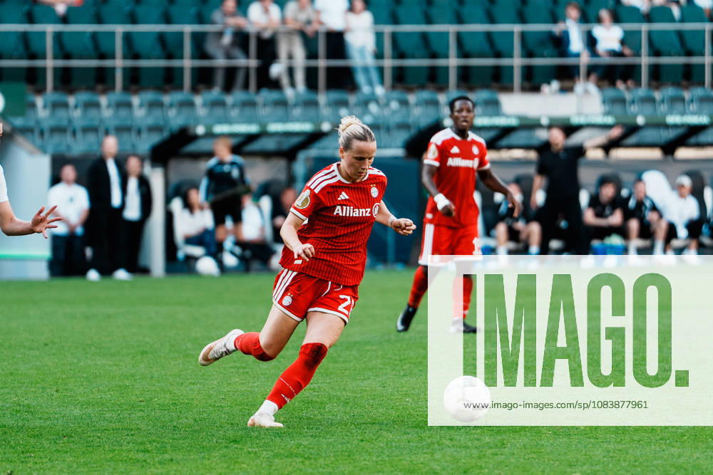 Germany, Soccer, 2026–2027 DFB Women s Cup, Round 1: Borussia Mönchengladbach vs. FC Bayern Munich, at Borussia Park, Franziska Kett (Bayern Munich), 20, dribbling, ball possession, on the ball, build-up play, field vision