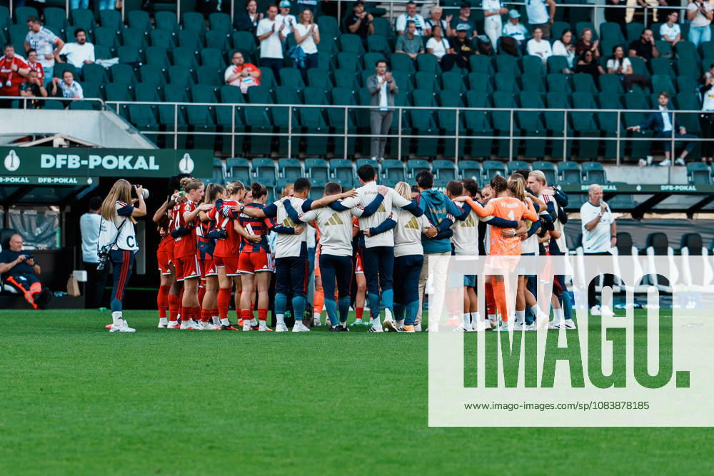 Germany, Soccer: 2026–2027 DFB Women s Cup, First Round: Borussia Mönchengladbach vs. FC Bayern Munich; ista: Bayern s team circle at Borussia Park after the victory, team spirit