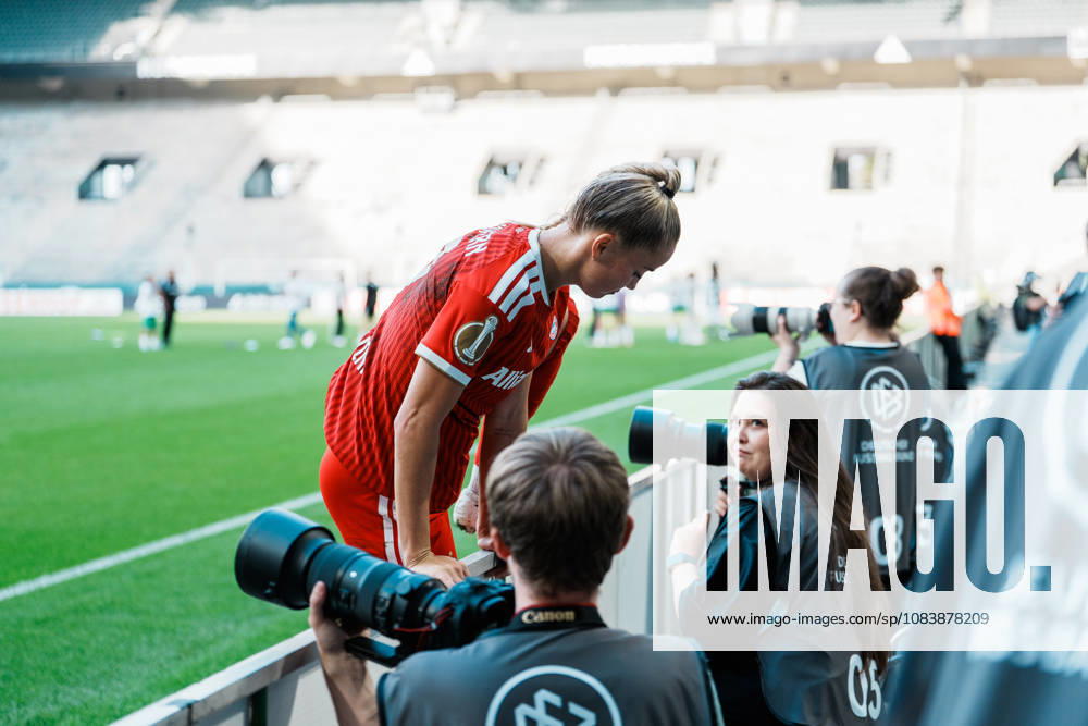Germany, Soccer, 2026–2027 DFB Women s Cup, First Round: Borussia Mönchengladbach vs. FC Bayern Munich; ista, Borussia Park, Bayern celebrate with fans, victory, cheering, celebration, fans, win, emotions, Giulia Gwinn, Bayern Munich, 7, serious, goes to fans, star