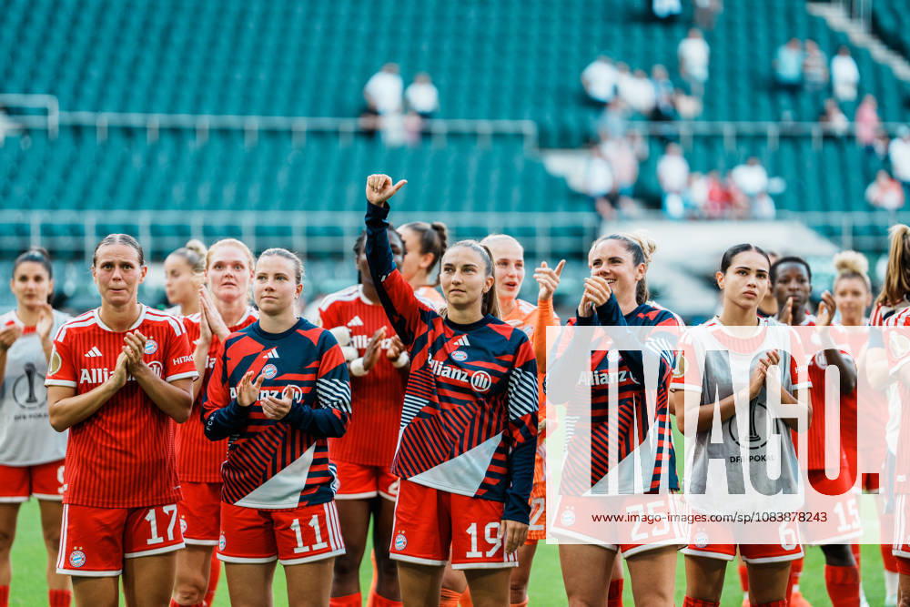 Germany, Women s DFB Cup 2026–2027, First Round: Borussia Mönchengladbach vs. FC Bayern Munich at Borussia Park; Bayern celebrates with fans, victory, cheering, celebration, fans, win, emotions, Katharina Naschenweng (Bayern Munich, 19), Sarah Mattner Trembleau (Bayern Munich, 11), Klara Bühl (Bayern Munich, 17)