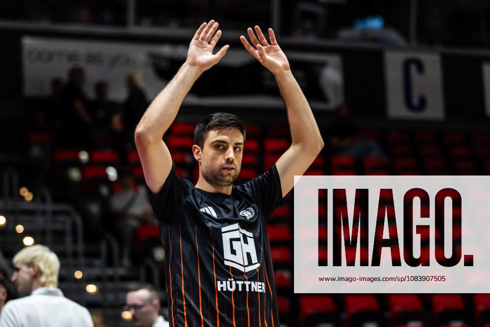 GER, BBL, easyCredit Basketball Bundesliga, Chemnitz, Niners Chemnitz vs. Phoenix Hagen, Mateo Šerić of the Niners Chemnitz, 21 during warm-ups at the Chemnitz Messe in Chemnitz, Saxony, Germany