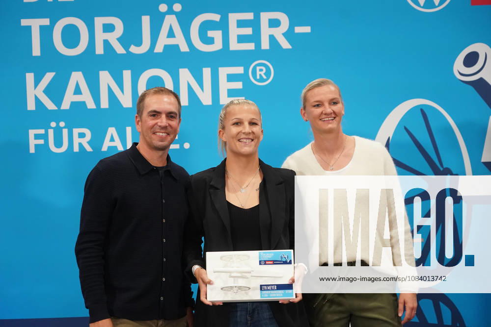 Award Ceremony for the Torjägerkanone für Alle (Top Scorer Award for Everyone) presented by *Kicker* and the DFB, featuring Alexandra Popp and Philipp Lahm, to Lyn Meyer; Munich, October 1, 2026; Germany vs. Serbia, UEFA Nations League, Matchday 3, Allianz Arena