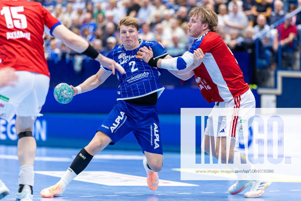 L R Lukas Hutecek, TBV Lemgo Lippe, No. 02 in a one-on-one battle with Martin Hovde, Handball Club Hamburg, 81 GER, TBV Lemgo Lippe vs. Handball Club Hamburg, Handball, 1st Bundesliga, Matchday 7, 2026–2027 season, October 1, 2026 GER, TBV Lemgo Lippe vs. Handball Club Hamburg, Handball, 1st Bundesliga, Matchday 7, 2026–2027 season, October 1, 2026 Lemgo