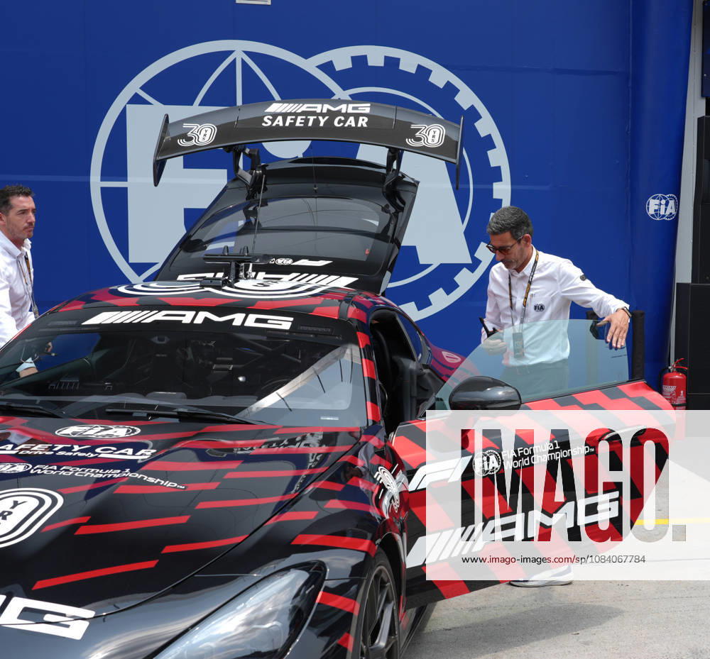 Sepang International Circuit, Kuala Lumpur, 2026 Formula 1 Gulf Air Bahrain Grand Prix, The AMG Mercedes Safety Car with FIA Formula 1 Race Director Rui Marques. Photo by Hasan Bratic, DeFodi Images