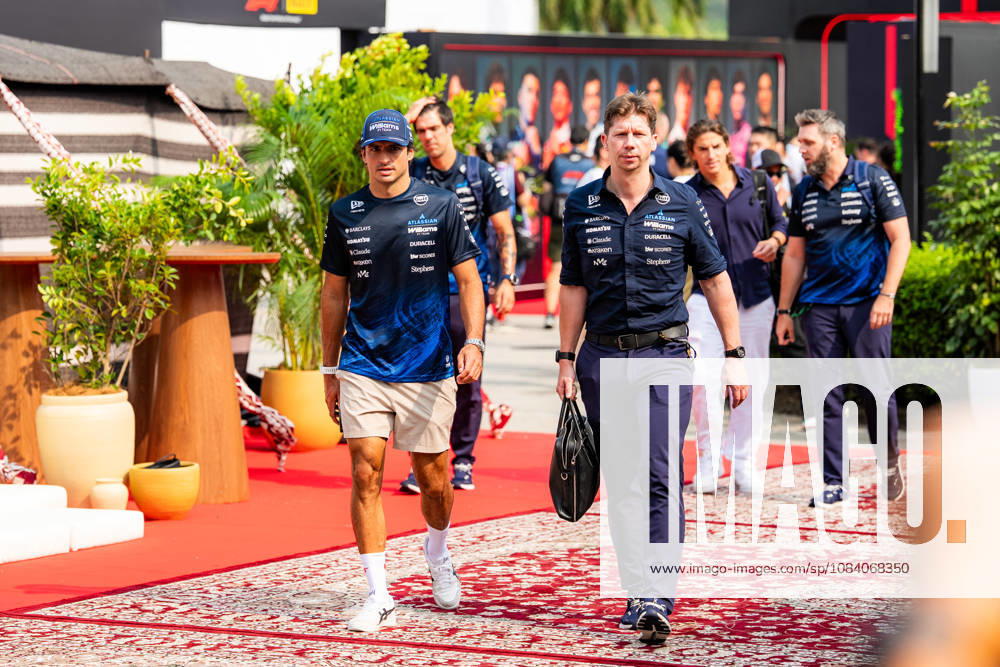 2026 Formula 1 Gulf Air Bahrain Grand Prix - Malaysia Carlos Sainz 55 of Atlassian Williams F1 Team and James Vowles, Team Principal of Atlassian Williams F1 Team, pose during the 2026 Formula 1 Gulf Air Bahrain Grand Prix in Sepang, Malaysia on October 3, 2026. Photo by Antoine Lapeyre Reveries Agency ABACAPRESS.COM Kuala Lumpur Malaysia