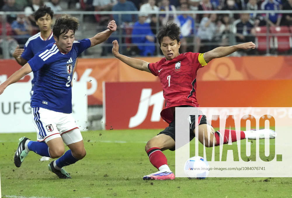 (261003) -- TOYOTA, Oct. 3, 2026 -- Eom Jisung (R) of South Korea shoots and scores during the men s final match of football between South Korea and Japan at 20th Asian Games Aichi-Nagoya 2026 in Toyota of Aichi Prefecture, Japan, Oct. 3, 2026. ) (SP)JAPAN-TOYOTA-ASIAN GAMES-FOOTBALL-MEN S FINAL-KOR VS JPN LuixSiuxWai