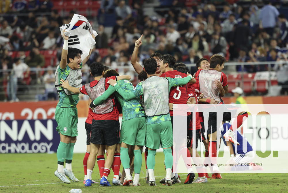 (261003) -- TOYOTA, Oct. 3, 2026 -- Players of South Korea celebrate victory after the men s final match of football between South Korea and Japan at 20th Asian Games Aichi-Nagoya 2026 in Toyota of Aichi Prefecture, Japan, Oct. 3, 2026. ) (SP)JAPAN-TOYOTA-ASIAN GAMES-FOOTBALL-MEN S FINAL-KOR VS JPN JiaxHaocheng