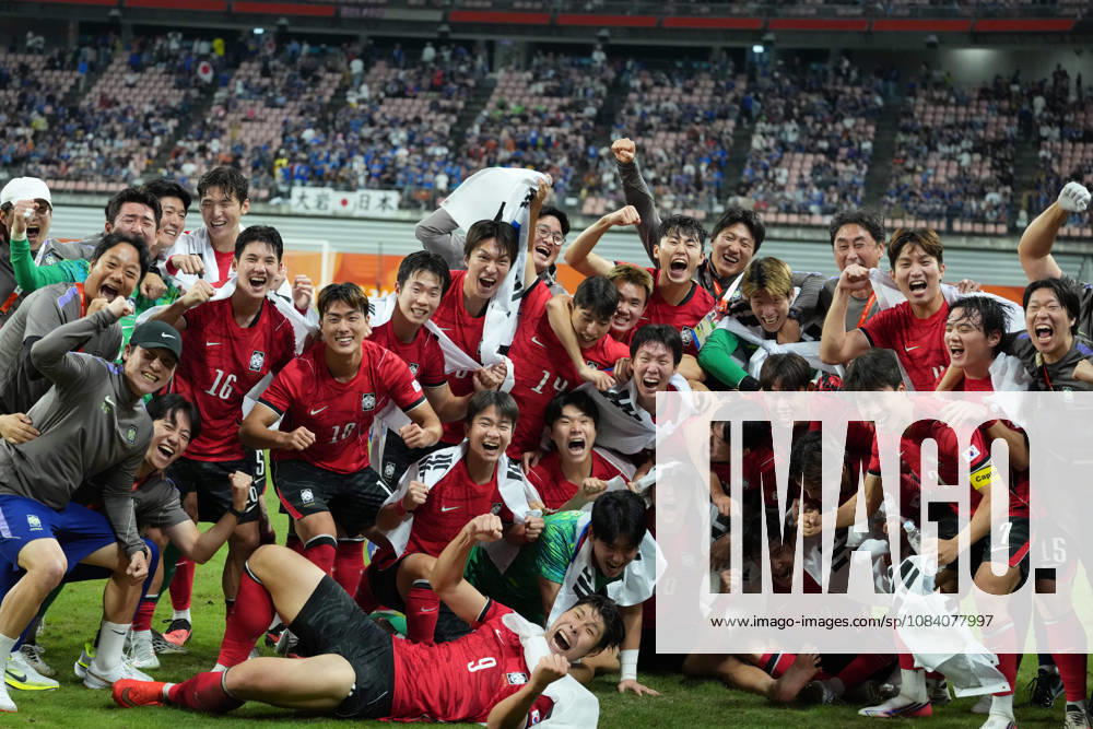 (261003) -- TOYOTA, Oct. 3, 2026 -- Members of team South Korea celebrate victory after the men s final match of football between South Korea and Japan at 20th Asian Games Aichi-Nagoya 2026 in Toyota of Aichi Prefecture, Japan, Oct. 3, 2026. ) (SP)JAPAN-TOYOTA-ASIAN GAMES-FOOTBALL-MEN S FINAL-KOR VS JPN LuixSiuxWai